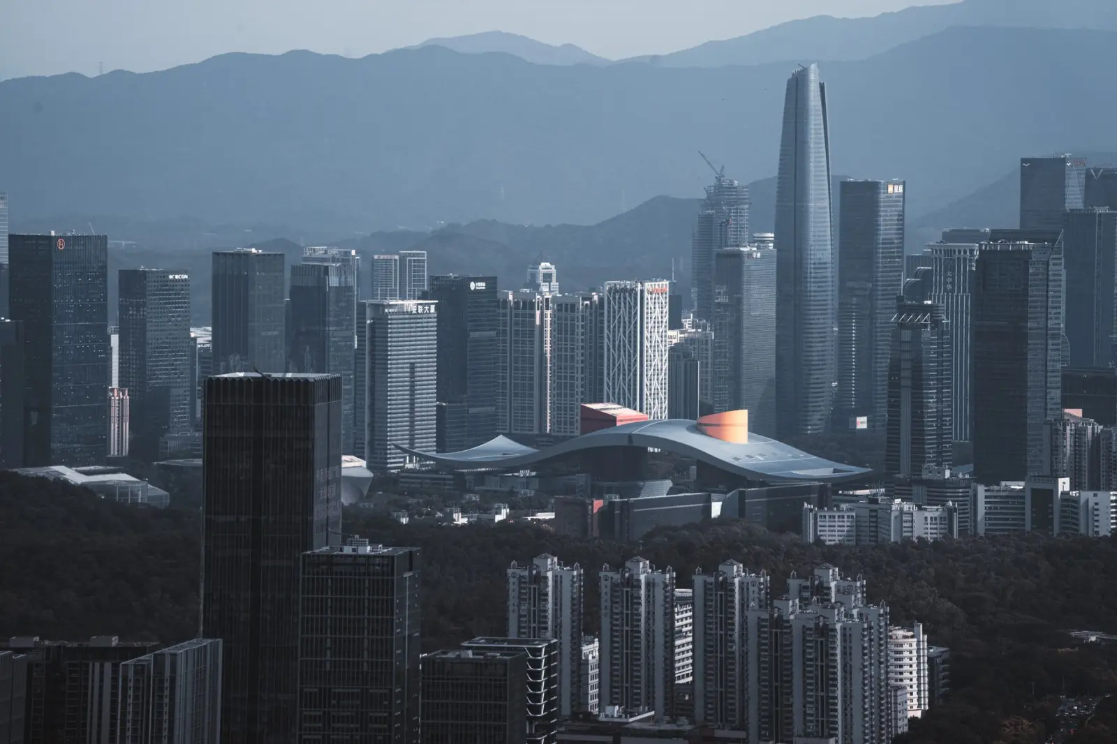 上海企业展架与易拉宝选购指南：材质对比与场景适配分析