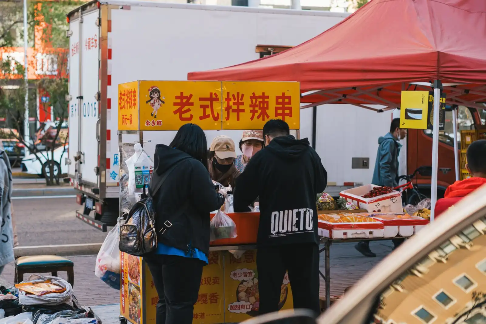 展架与易拉宝材质对比：如何选择适合商业促销的展示方案