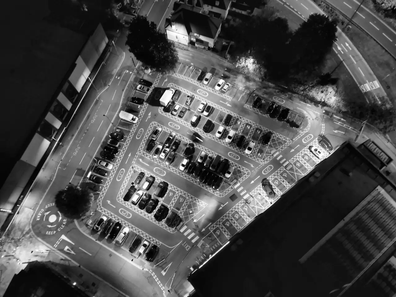 喷绘写真与易拉宝展架材质对比：画面精度与耐用性分析