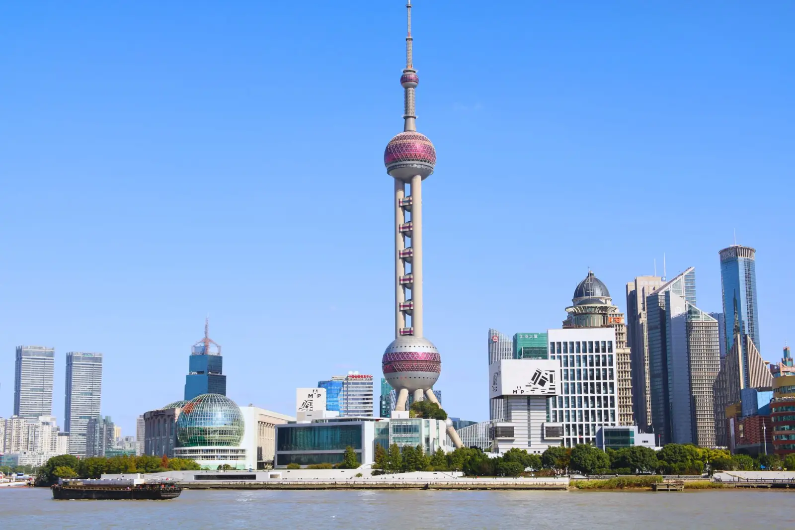 广告制作中灯箱与易拉宝材料对比及适用场景分析