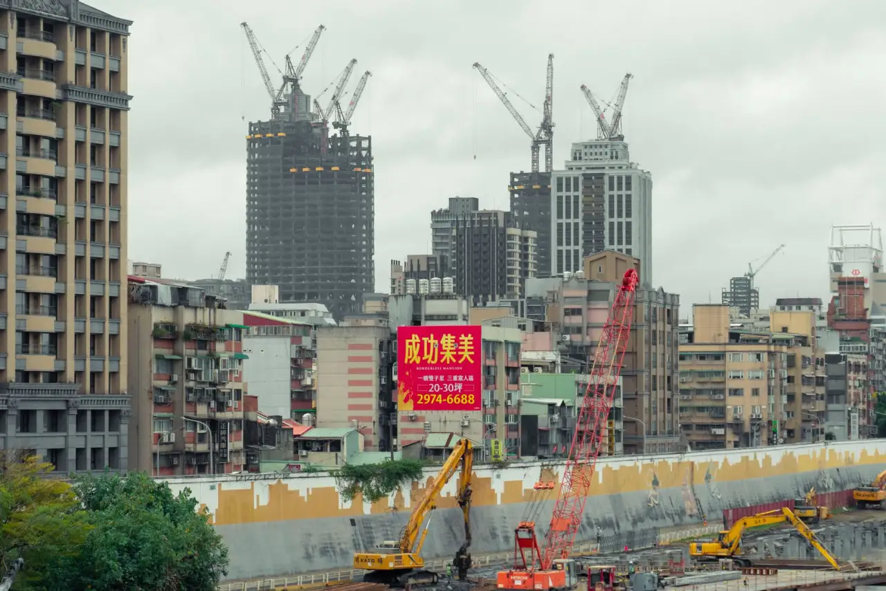 2024年上海广告制作市场趋势：灯箱易拉宝与X展架的应用前景