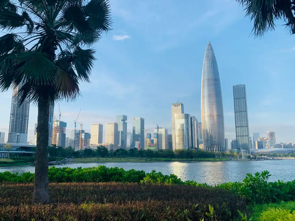 上海诺曼维广告设计：喷绘写真与展架广告物料选型要点解析