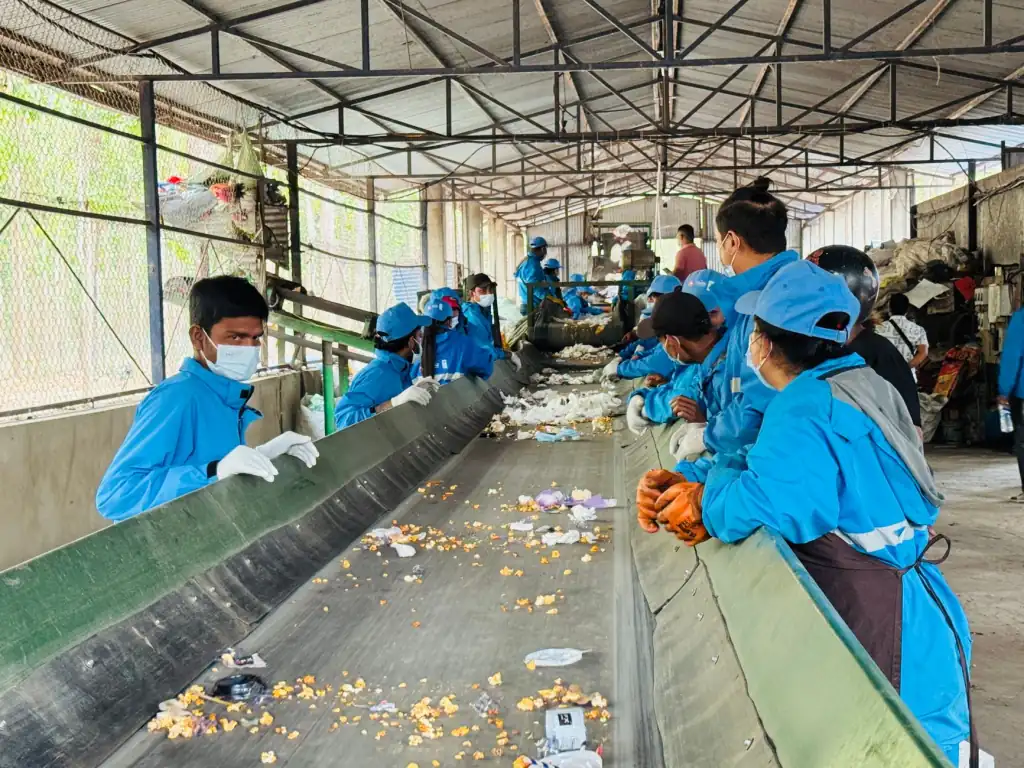 灯箱与易拉宝材料对比：如何为促销活动选择展架