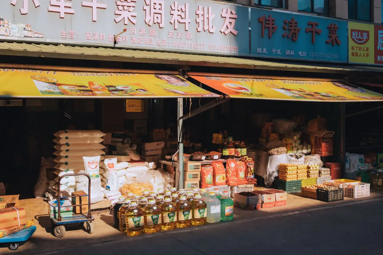2024年广告物料选购指南：如何为上海企业选择合适展架与灯箱
