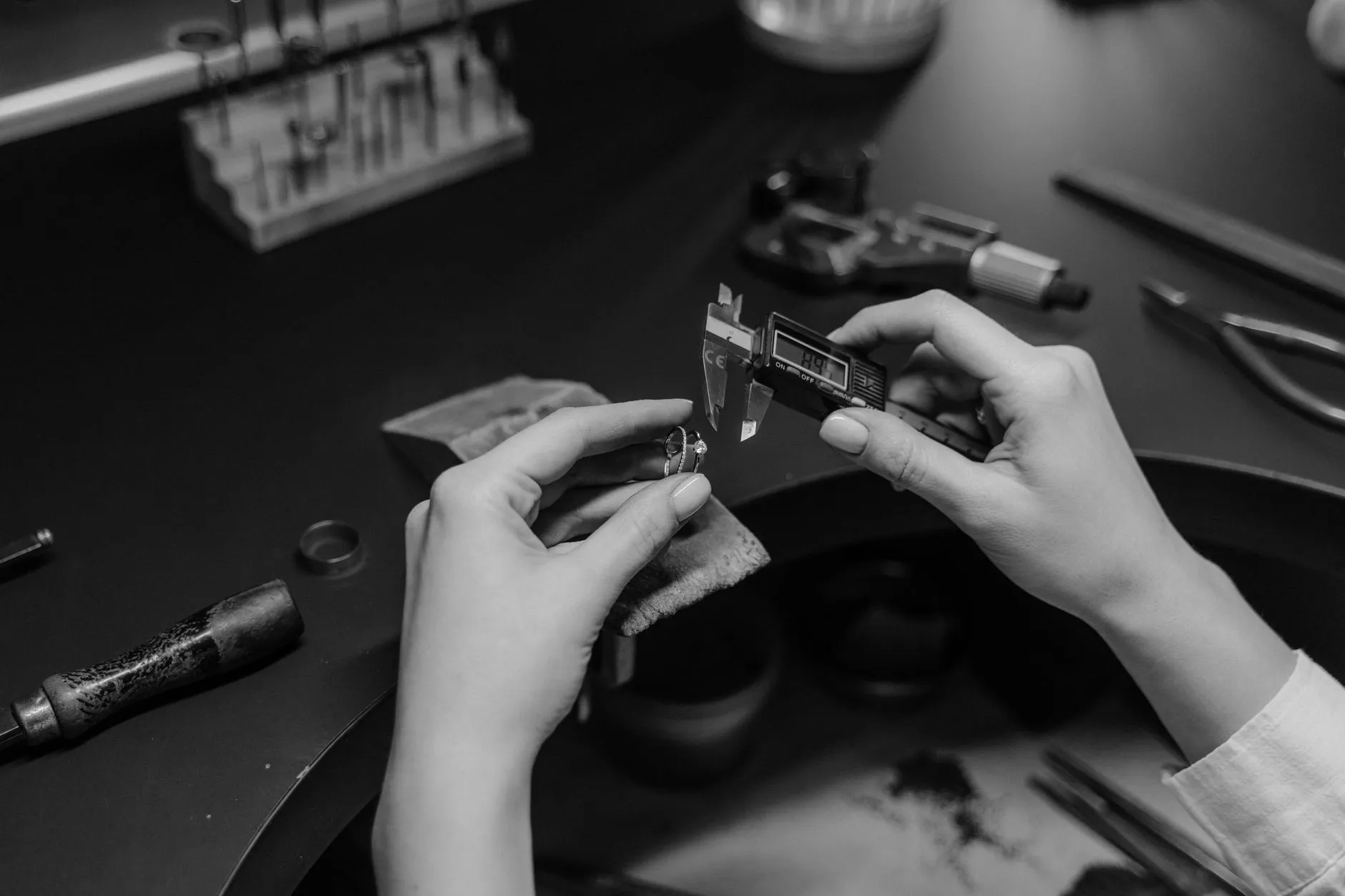 上海诺曼维广告物料：喷绘写真与展架产品的技术参数解析